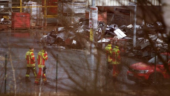 Einsatzkräfte sind auf einem Recyclinghof unterwegs nachdem rund 250 Tonnen Elektroschrott in Brand geraten waren