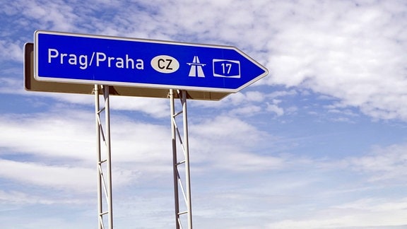 Wegweiser zur Autobahn A17 in Richtung Prag, bei Breitenau in Sachsen