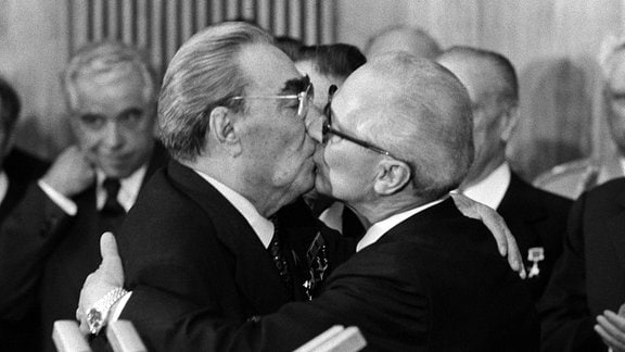 Erich Honecker und Leonid Iljitsch Breschnew begrüßen sich mit einem Bruderkuss anlässlich Breschnews Teilnahme an den Feiern zum 30. Geburtstag der DDR in Ost-Berlin