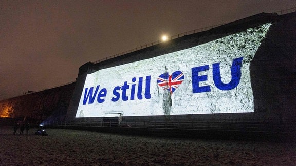 We still love EU wird auf eine Mauer projiziert