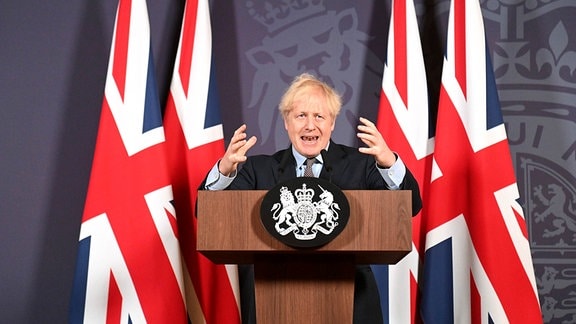 Boris Johnson spricht gestikulierend auf einer PK in der Downing Street, 2020