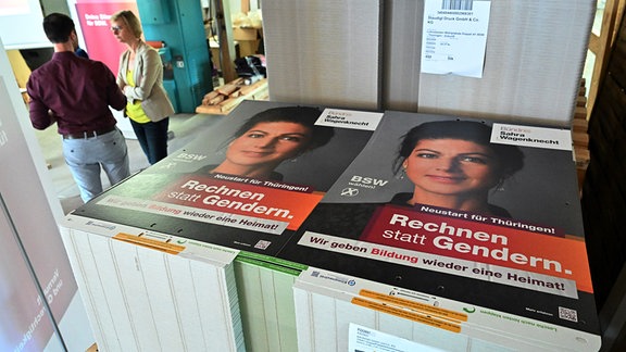 Wahlplakate mit dem Portrait von Sahra Wagenknecht liegen bei der Vorstellung der Landtagswahlkampagne des Bündnisses Sahra Wagenknecht (BSW) in einer Möbel-Tischlerei auf einem Stapel.