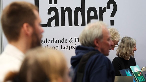 Messebesucher stehen auf der Leipziger Buchmesse am Stand der Niederlande