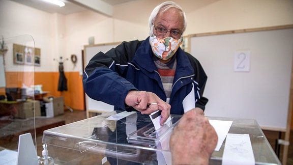 Ein Wähler gibt seinen Stimmzettel während der Parlamentswahl in Bulgarien ab
