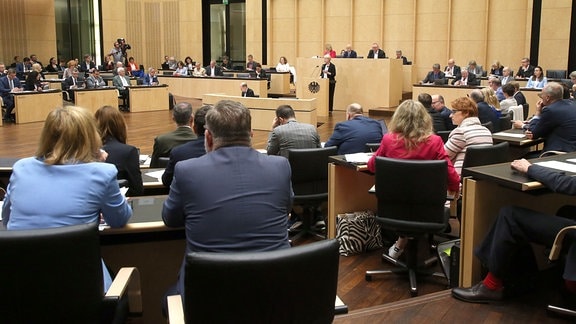 Abgeordnete der Länder nehmen an der Sitzung des Bundesrates teil