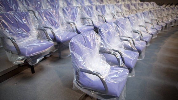 Verpackte Stühle im Bundestag