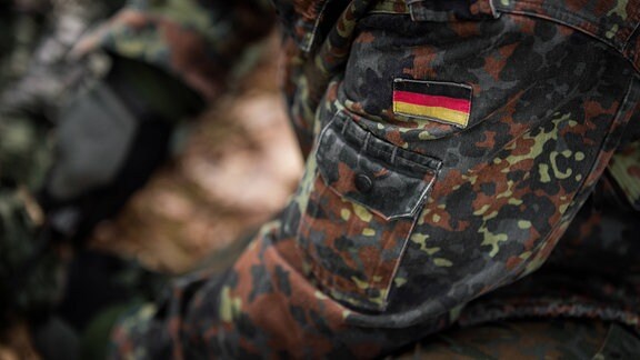 Eine deutsche Flagge als Aufnäher an einer Tarnjacke der Bundeswehr