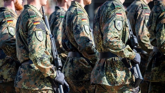 Soldaten der Bundeswehr laufen über einen Appellplatz