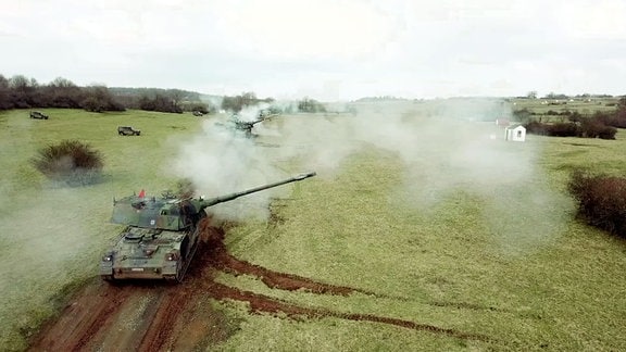 Panzer lollt über eine Wiese