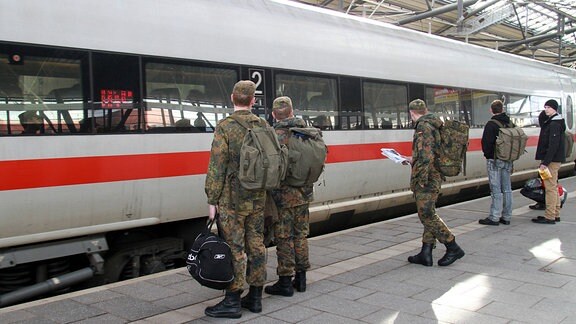 Bundeswehrsoldaten stehen 2014 auf dem Bahnsteig während ein ICE einfährt