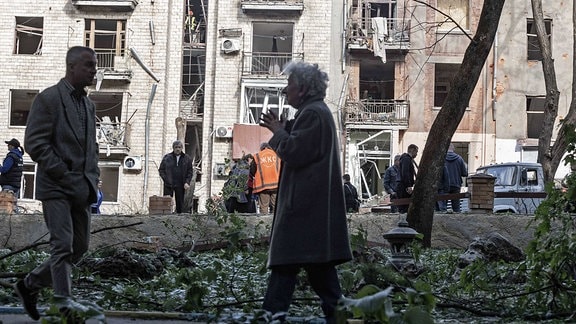 Rettungskräfte arbeiten in der Nähe eines durch einen russischen Luftangriff beschädigten Wohnhauses in Charkiw