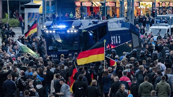  Polizisten rennen am Rande der Demonstration von AfD und dem ausländerfeindlichen Bündnis Pegida, der sich auch die Teilnehmer der Kundgebung der rechtspopulistischen Bürgerbewegung Pro Chemnitz angeschlossen haben, zu einem Einsatz.
