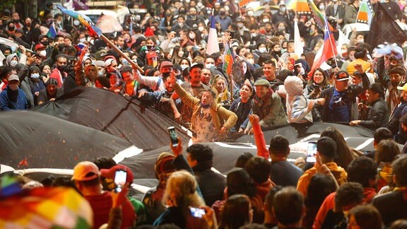 Feiernde Menschen auf den Straßen in Chile