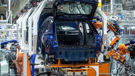 Roboter im Volkswagen-Werk in Zwickau montieren einen Audi Q4 e-tron.