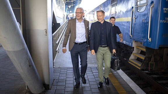 Christian Lindner und Martin Jaeger auf dem Hauptbahnhof in Kiew