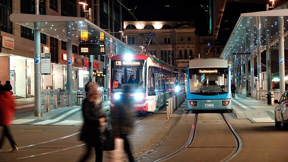 Straßenbahnen nachts in der Innenstadt von Chemnitz