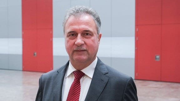 Claus Weselsky, Bundesvorsitzender der GDL, Gewerkschaft Deutscher Lokomotivführer, informiert bei der Pressekonferenz über das weitere Vorgehen im Arbeitskampf mit der Deutschen Bahn