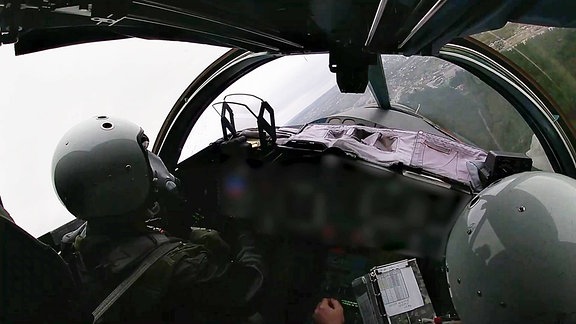 Piloten im Cockpit eines russischen Suchoi Su-34 Kampfflugzeugs