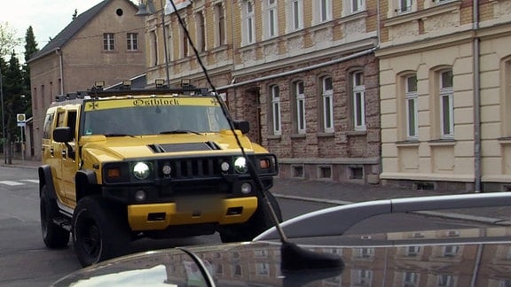 Großer gelber Geländewagen mit Aufschrift 'Ostblock'