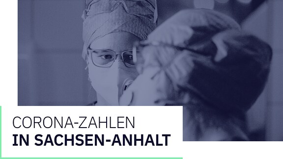 Corona in Sachsen-Anhalt: Zahlen und Grafiken. Zwei Krankenpflegerinen stehen in einem Patientenzimmer.