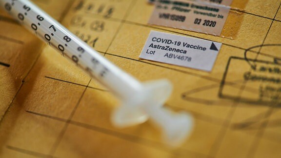 Impfpass mit Eintrag für eine Impfung mit dem Impfstoff AstraZeneca