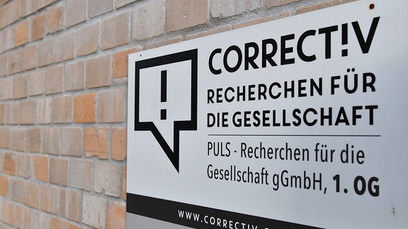 "Correct!V" steht auf dem Schild am Sitz des stiftungsfinanzierten Recherchebüros Correctiv