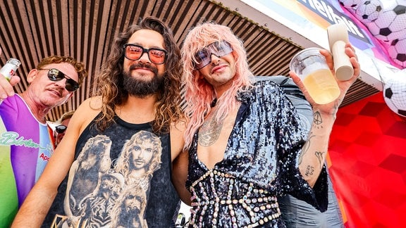 Die Brüder Tom Kaulitz (l) und Bill Kaulitz feiern auf einem Wagen beim CSD in Köln.