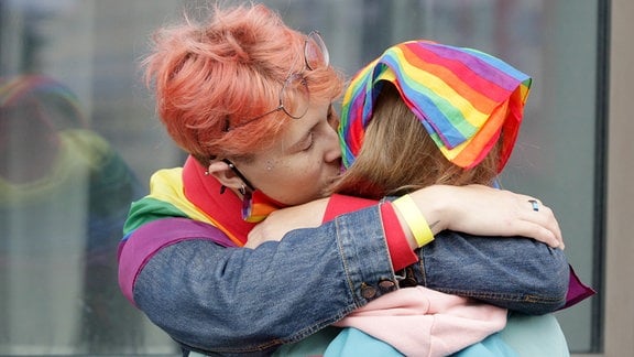 Zwei Frauen küssen sich während der jährlichen Gay-Pride-Parade.