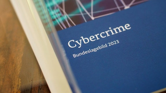 Das "Bundeslagebild Cybercrime 2023" liegt im Bundeskriminalamt (BKA) auf dem Tisch.