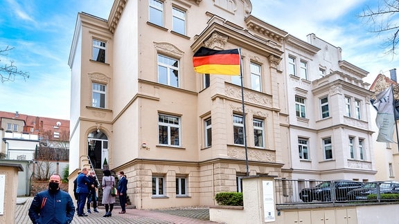 Deutschlandfahne vor der Cyberagentur in Halle