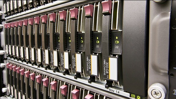 Ein Computer mit mehreren Festplatten.