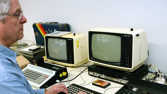 Albrecht Bohne, gelernter EDV-Spezialist und heute Renter, sitzt im DDR-Rechner-Museum an der Fachhochschule in Brandenburg an einem Computer.