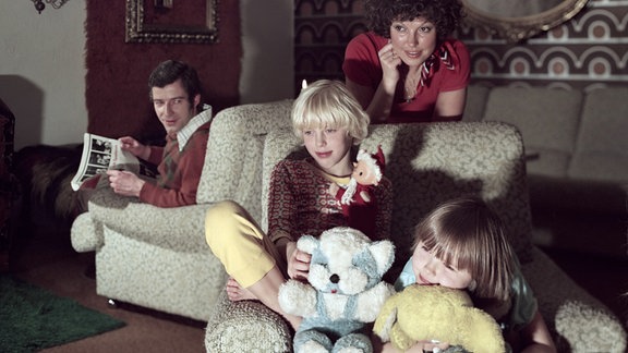 DDR Familie vor dem Fernseher