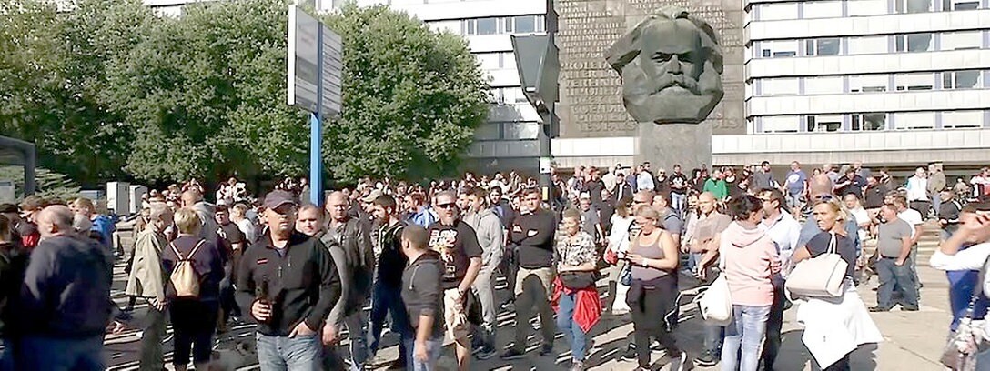 Aufmarsch Chemnitzer Ultras nach einem Facebookaufruf | Bildrechte: MITTELDEUTSCHER RUNDFUNK Aufmarsch Chemnitzer Ultras nach einem Facebookaufruf