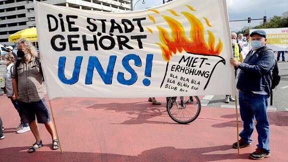  Demonstration am Alexanderplatz unter dem Motto : Wohnen für Alle - Gemeinsam gegen hohe Mieten und Verdrängung . Plakat : die Stadt gehört uns.