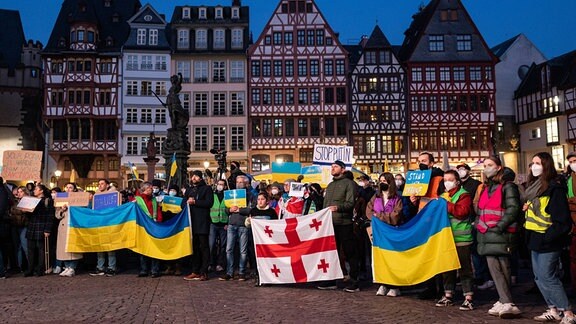 Am 04.03.2022 versammelten sich rund 3000 Menschen auf dem Frankfurter Römerberg um gegen den Krieg in der Ukraine zu protestieren