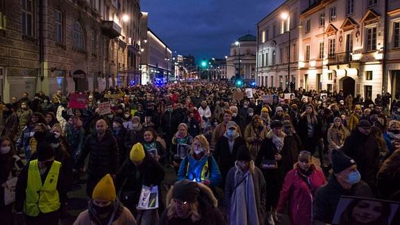 Teilnehmer bei der Demo gegen das Abtreibungsverbot in Warschau