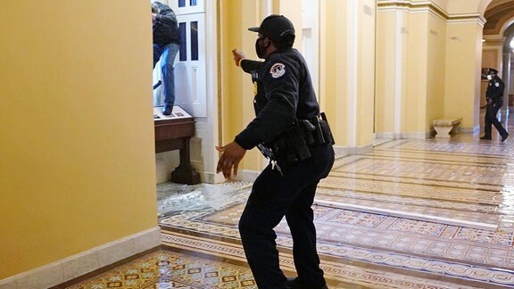 Ein Sicherheitsbeamter im Kapitol setzt Pfefferspray ein