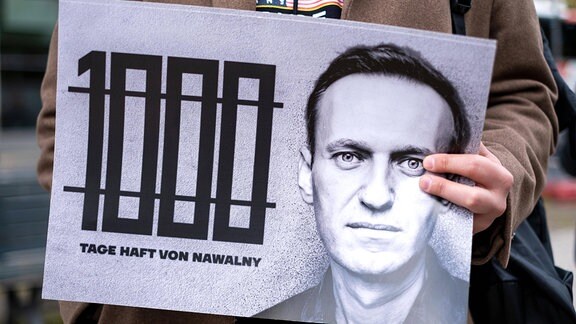 Demonstrant mit einem Bild von Alexej Nawalny