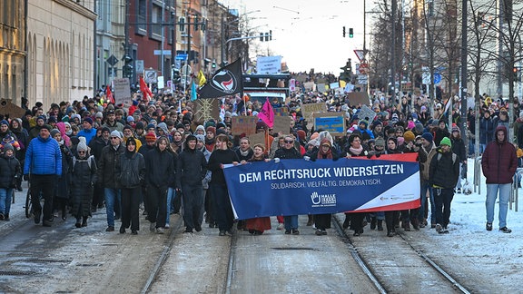 Demonstrationszug mit tausenden Teilnehmern in Halle