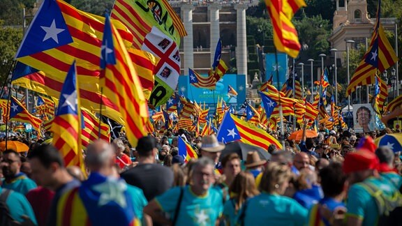 Anhänger der katalanischen Unabhängigkeitsbewegung halten während einer Demonstration anlässlich des Nationalfeiertages von Katalonien Unabhängigkeitsfahnen