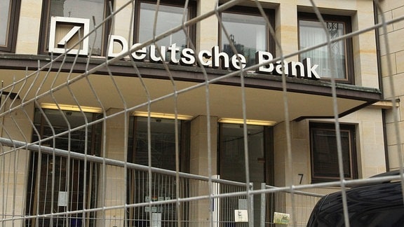 Bauzaun vor einer Filiale der Deutschen Bank