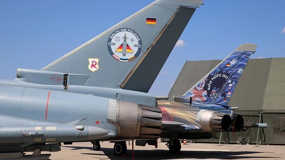 Zwei Eurofighter der Luftwaffe mit den Kennungen 3081 und 3111. 