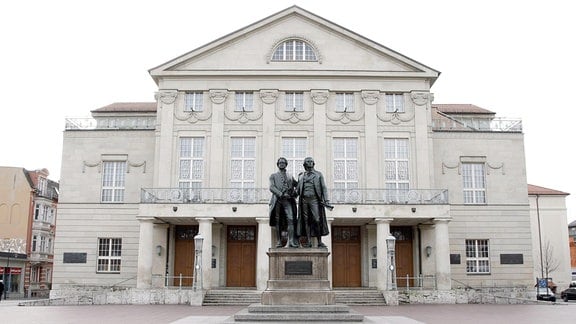 Deutsches Nationaltheater Weimar mit Goethe-Schiller-Denkmahl