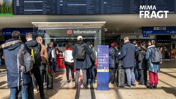 Informations Stand für Reisende im Hauptbahnhof von Köln