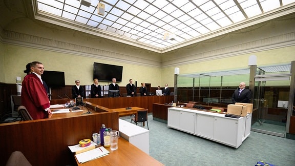Blick in einen Gerichtssaal mit Richter- und Gerichtsmitarbeiter*innen
