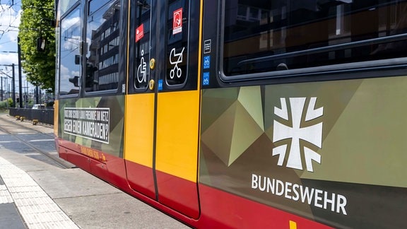 S-Bahn in Heilbronn mit Werbung der Bundeswehr.