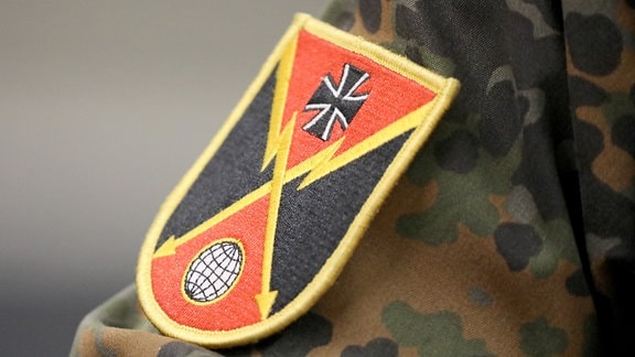 Wappen der Brigade Cyber- und Informationsraum der Bundeswehr auf Tarnkleidung