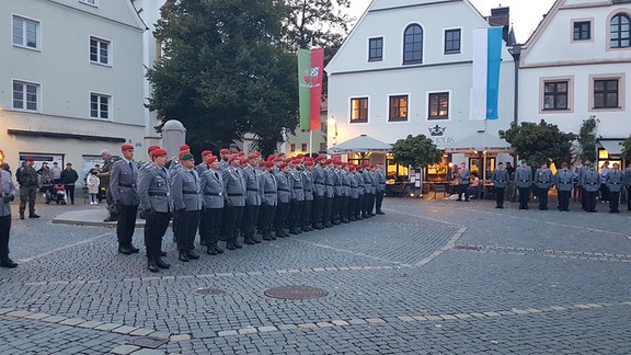 Soldaten und Soldatinnen der Bundeswehr in Appellformation auf dem Marktplatz von Weiden in der Oberpfalz