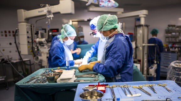 Das Personal eines Operationssaals führt eine Transplantation durch, nachdem es einem lebenden Spender eine Niere entnommen hat, in einem Operationssaal.